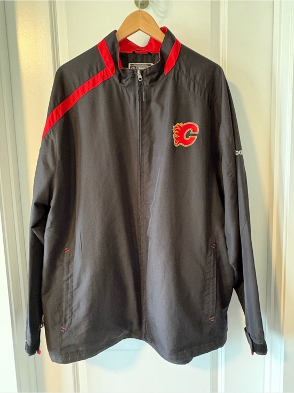 Reebok Calgary Flames NHL Windbreaker Jacket Black XL Full Zip